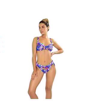 Deze damesbikiniset is een ideale keuze voor wie op zoek is naar een zomerse look die comfort en stijl combineert. Met zijn moderne ontwerp en zorgvuldig vervaardigde details is dit damesbadpak perfect om je figuur te accentueren terwijl je geniet van een dag zon en zee.\n\n Details:\n\n Top:\n - Verstelbare bandjes.\n - Beugel cups.\n - Centraal detail.\n - Metalen clipsluiting.\n - Sneldrogend en chloorbestendig materiaal.\n\n Bikinibroekje:\n - Klassiek halfhoog model.\n - Verstelbare bandjes aan de zijkant.\n - Geavanceerde vormgevende stof.\n\n We kunnen gerust zeggen dat bikinisets voor dames je alles bieden wat je zoekt om van de zomer te genieten.\n\n Onze tweedelige badpakken voor vrouwen passen perfect bij elk type en maat borst zonder uitzondering.\n Samenstelling: Buitenkant: 82% Polyamide, 18% Elastaan; Binnenkant 1: 92% Polyester, 8% Elastaan; Binnenkant 2: 73% Polyamide, 27% Elastaan; Binnenkant 3: 90% Polyester, 10% Elastaan.\n Onderhoud:\nHandwas.\n Gebruik neutrale zeep.\n Niet draaien of knijpen.\n Aan de lucht laten drogen.