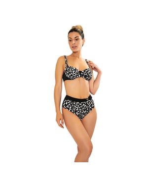 Este conjunto de bikini mujer es una opción ideal para quienes buscan un look veraniego que combine comodidad y estilo. Con su diseño moderno y detalles cuidadosamente elaborados, este traje de baño mujer es perfecto para resaltar tu figura mientras disfrutas de un día de sol y mar.\n\nDetalles:\n\nTop:\n- Tirantes ajustables.\n- Copas con aros.\n- Detalle central.\n- Cierre de clip en metal.\n- Material de secado rápido y resistente al cloro.\n\nBraguita de bikini:\n- Corte de tiro alto.\n- Cintura elástica.\n- Tejido de vanguardia moldeador.\n\nPodemos afirmar con seguridad que los conjuntos de bikini mujer te ofrecerán todo aquello que buscas para disfrutar del verano.\n\nNuestros trajes de baño de dos piezas mujer se adaptan a la perfección a cualquier tipo y tamaño de pecho sin excepción.\n Composición: Exterior: 92% Poliamida 8% Elastano; Interior 1: 73% Poliamida. 27% Elastano; Interior 2: 73% Poliamida, 27% Elastano; Interior 3: 90% Poliéster, 10% Elastano\n Cuidados:\nLavar a mano.\nUsar jabón neutro.\nNo retorcer ni exprimir.\nSecar al aire libre.