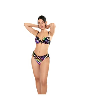 Deze damesbikiniset is een ideale keuze voor wie op zoek is naar een zomerse look die comfort en stijl combineert. Met zijn moderne ontwerp en zorgvuldig vervaardigde details is dit damesbadpak perfect om je figuur te accentueren terwijl je geniet van een dag zon en zee.\n\n Details:\n\n Top:\n - Verstelbare bandjes.\n - Beugel cups.\n - Foam cups.\n - Centraal detail.\n - Metalen clipsluiting.\n - Sneldrogend en chloorbestendig materiaal.\n\n Bikinibroekje:\n - Halfhoog model.\n - Verstelbare veters aan de zijkant.\n - Geavanceerde vormgevende stof.\n\n We kunnen gerust zeggen dat bikinisets voor dames je alles bieden wat je zoekt om van de zomer te genieten.\n\n Onze tweedelige badpakken voor vrouwen passen perfect bij elk type en elke borstomvang, zonder uitzondering.\n Samenstelling: Buitenkant: 84% Polyamide, 16% Elastaan; Binnenkant 1: 92% Polyester, 8% Elastaan; Cup: 100% Polyester\n Onderhoud:\nHandwas.\n Gebruik neutrale zeep.\n Niet draaien of knijpen.\n Aan de lucht drogen.