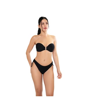 Este conjunto de bikini mujer es una opción ideal para quienes buscan un look veraniego que combine comodidad y estilo. Con su diseño moderno y detalles cuidadosamente elaborados, este traje de baño mujer es perfecto para resaltar tu figura mientras disfrutas de un día de sol y mar.\n\nDetalles:\n\nTop:\n- Diseño tipo bandeau sin tirantes.\n- Copas con aros.\n- Copas de foam.\n- Detalle central.\n- Cierre de clip en metal.\n- Material de secado rápido y resistente al cloro.\n\nBraguita de bikini:\n- Corte de bikini tiro alto.\n- Tirantes laterales ajustables.\n- Tejido de vanguardia moldeador.\n\nPodemos afirmar con seguridad que los conjuntos de bikini mujer bandeau te ofrecerán todo aquello que buscas para disfrutar del verano.\n\nNuestros trajes de baño sin tirantes de dos piezas mujer se adaptan a la perfección a cualquier tipo y tamaño de pecho sin excepción.\n Composición: Exterior: 84% Poliamida, 16% Elastano; Interior 1: 92% Poliéster, 8% Elastano; Interior 2: 90% Poliéster, 10% Elastano; Copa: 100% Elastano\n Cuidados:\nLavar a mano.\nUsar jabón neutro.\nNo retorcer ni exprimir.\nSecar al aire libre.