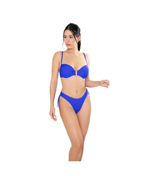 Deze damesbikiniset is een ideale keuze voor wie op zoek is naar een zomerse look die comfort en stijl combineert. Met zijn moderne ontwerp en zorgvuldig vervaardigde details is dit damesbadpak perfect om je figuur te accentueren terwijl je geniet van een dag zon en zee.\n\n Details:\n\n Topje:\n - Balconette ontwerp.\n - Verstelbare bandjes.\n - Beugel cups.\n - Foam cups.\n - Centraal detail.\n - Metalen clipsluiting.\n - Sneldrogend en chloorbestendig materiaal.\n\n Bikinibroekje:\n - Bikinislip met hoge taille.\n - Verstelbare bandjes aan de zijkanten.\n - Geavanceerde vormgevende stof.\n\n We kunnen gerust zeggen dat de balconette bikinisets voor vrouwen je alles bieden wat je zoekt om van de zomer te genieten.\n\n Onze tweedelige badpakken voor vrouwen passen perfect bij elk type en grootte van de borst zonder uitzondering.\n Samenstelling: Buitenkant: 84% Polyamide, 16% Elastaan; Binnenkant: 92% Polyester, 8% Elastaan; Cup: 100% Elastaan\n Onderhoud:\nHandwas.\n Gebruik neutrale zeep.\n Niet draaien of knijpen.\n Aan de lucht drogen.