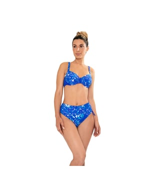 Este conjunto de bikini mujer es una opción ideal para quienes buscan un look veraniego que combine comodidad y estilo. Con su diseño moderno y detalles cuidadosamente elaborados, este traje de baño mujer es perfecto para resaltar tu figura mientras disfrutas de un día de sol y mar.\n\nDetalles:\n\nTop:\n- Tirantes ajustables.\n- Copas con aros.\n- Detalle central.\n- Cierre de clip en metal.\n- Material de secado rápido y resistente al cloro.\n\nBraguita de bikini:\n- Corte de tiro alto.\n- Cordones laterales ajustables.\n- Tejido de vanguardia moldeador.\n\nPodemos afirmar con seguridad que los conjuntos de bikini mujer te ofrecerán todo aquello que buscas para disfrutar del verano.\n\nNuestros trajes de baño de dos piezas mujer se adaptan a la perfección a cualquier tipo y tamaño de pecho sin excepción.\n Composición: Exterior: 82% Poliamida, 18% Elastano; Interior 1: 92% Poliéster, 8% Elastano; Interior 2: 73% Poliamida, 27% Elastano; Interior 3: 90% Poliéster, 10% Elastano\n Cuidados:\nLavar a mano.\nUsar jabón neutro.\nNo retorcer ni exprimir.\nSecar al aire libre.