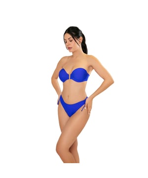 Este conjunto de bikini mujer es una opción ideal para quienes buscan un look veraniego que combine comodidad y estilo. Con su diseño moderno y detalles cuidadosamente elaborados, este traje de baño mujer es perfecto para resaltar tu figura mientras disfrutas de un día de sol y mar.\n\nDetalles:\n\nTop:\n- Diseño tipo bandeau sin tirantes.\n- Copas con aros.\n- Copas de foam.\n- Detalle central.\n- Cierre de clip en metal.\n- Material de secado rápido y resistente al cloro.\n\nBraguita de bikini:\n- Corte de bikini tiro alto.\n- Tirantes laterales ajustables.\n- Tejido de vanguardia moldeador.\n\nPodemos afirmar con seguridad que los conjuntos de bikini mujer bandeau te ofrecerán todo aquello que buscas para disfrutar del verano.\n\nNuestros trajes de baño sin tirantes de dos piezas mujer se adaptan a la perfección a cualquier tipo y tamaño de pecho sin excepción.\n Composición: Exterior: 84% Poliamida, 16% Elastano; Interior 1: 92% Poliéster, 8% Elastano; Interior 2: 90% Poliéster, 10% Elastano; Copa: 100% Elastano\n Cuidados:\nLavar a mano.\nUsar jabón neutro.\nNo retorcer ni exprimir.\nSecar al aire libre.