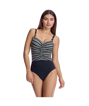 Dit eendelige badpak voor dames combineert elegantie en comfort met een afslankend ontwerp dat het silhouet flatteert. De hoogwaardige materialen en zorgvuldig vervaardigde details maken het een ideaal damesbadpak om er verfijnd uit te zien op het strand of bij het zwembad.\n\n Details:\n - Snit met rimpels aan de voorkant.\n - Verstelbare bandjes.\n - Verwijderbare cups.\n - V-hals en lage rug.\n - Sneldrogend en chloorbestendig materiaal.\n - Optimale bedekking en ondersteuning.\n\n We kunnen gerust zeggen dat eendelige badpakken voor dames u alles bieden wat u zoekt. Als je geïnteresseerd bent in het kopen van een stijlvol en praktisch stuk waarmee je op elk moment van het jaar kunt zwemmen, dan zijn de picozwempakken voor dames iets voor jou.\n\n Onze eendelige zwempakken voor vrouwen passen perfect bij elk type en elke borstomvang, zonder uitzondering.\n Samenstelling: Buitenkant: 80% Polyamide, 20% Lycra; Binnenkant: 77% Polyamide, 23% Elastaan; Cup: 100% Polyester\n Onderhoud:\nHandwas.\n Gebruik neutrale zeep.\n Niet draaien of knijpen.\n Aan de lucht drogen.