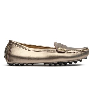 Die metallische Solesister Nancy verleiht dem klassischen Fahrerschuh eine glamourÃ¶se Note. Gefertigt aus einem leichten synthetischen Obermaterial, das das Licht wunderschÃ¶n reflektiert, verbinden diese Damenschuhe Stil mit ZweckmÃ¤ÃŸigkeit. Die charakteristische Noppensohle bietet hervorragenden Halt, wÃ¤hrend die speziell entwickelte Komforteinlegesohle sicherstellt, dass Ihre FÃ¼ÃŸe den ganzen Tag Ã¼ber glÃ¼cklich bleiben. Perfekt fÃ¼r alle, die ihren lÃ¤ssigen Outfits einen Hauch von Raffinesse verleihen mÃ¶chten, ohne auf Komfort zu verzichten.