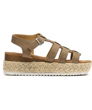 Las alpargatas Solesister Maria combinan el estilo veraniego con la comodidad del día a día. Estas sandalias color topo presentan un diseño de plataforma que añade altura sin sacrificar la estabilidad. Confeccionadas con una parte superior sintética y una suela de goma resistente, son perfectas para salidas en climas cálidos. Su tono neutro combina a la perfección con todo, desde vestidos vaporosos hasta vaqueros informales. Su ajuste a la talla garantiza que no tendrás que preocuparte por los incómodos periodos de adaptación.