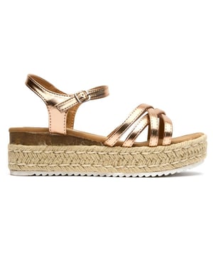Las vibrantes alpargatas Trixie en rosa de SOLESISTER aportan un toque veraniego y divertido a tu armario. Estas llamativas sandalias de plataforma combinan comodidad con un toque de estilo, con sutiles detalles metálicos que reflejan la luz con gran belleza. Con una resistente suela de goma y una parte superior sintética, son tan prácticas como bonitas. Talladas a la medida y lo suficientemente versátiles para días de playa o salidas informales, estas sandalias ofrecen el equilibrio perfecto entre altura y comodidad.