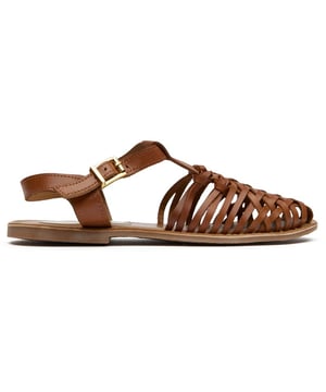 De Solesister Alyssa sandalen combineren traditionele huarache-stijl met een eigentijdse flair. Deze bruine slippers hebben een verfijnde synthetische bovenzijde met details en veilige gespaccenten voor een persoonlijke pasvorm. De platte rubberen zool biedt betrouwbare grip en comfort tijdens warme avonturen. Perfect voor casual uitjes of stranddagen, deze veelzijdige sandalen passen moeiteloos bij zowel zomerjurken als shorts. Een zomeressential die een klassieke uitstraling combineert met een praktisch design.