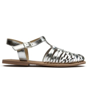 Las sandalias Solesister Alyssa ofrecen un magnífico acabado metálico que refleja la luz del sol con elegancia. Estas chanclas para mujer combinan comodidad con estilo bohemio gracias a su distintivo diseño huarache. La parte superior sintética incluye hebillas con detalles que aportan funcionalidad y atractivo visual. Con una suela de goma resistente que proporciona una tracción fiable, estas sandalias planas son perfectas para salidas informales de verano, cuando buscas un estilo elegante sin esfuerzo y mantener los pies frescos.
