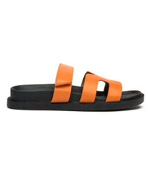 Die Solesister Hope Footbed in leuchtendem Orange bringt lÃ¤ssigen Chic in Ihre Sommergarderobe. Diese flachen Damen-Slides bieten Komfort mit ihrer gepolsterten synthetischen Auskleidung und Innensohle. Der praktische Klettverschluss am oberen Riemen sorgt fÃ¼r eine anpassbare Passform fÃ¼r ganztÃ¤gigen Tragekomfort. Leicht und mit einer strapazierfÃ¤higen synthetischen Sohle ausgestattet, bieten diese Sandalen die perfekte Mischung aus Stil und ZweckmÃ¤ÃŸigkeit. Ideal fÃ¼r StrandausflÃ¼ge, Erledigungen oder einfach zum Entspannen an warmen Tagen.