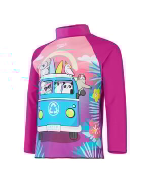 Ga mee met de Water Explorers op een magisch avontuur down under! Op de levendige Rash Top met lange mouwen staan de Water Explorers afgebeeld tijdens een surfreisje. Perfect voor zonnige vakanties en plezier in de buitenlucht. De top heeft UPF40+ zonbescherming en een onderboord voor extra bedekking. Dankzij de ritssluiting aan de achterkant (vanaf 4 jaar) kun je makkelijk nat en droog verschonen en de vormvaste stof rekt mee zodat kleine lichaampjes kunnen bewegen zonder zich beperkt te voelen. Gemaakt van Endurance10 stof die CREORA® HighClo™ bevat voor een pasvorm die langer als nieuw blijft.