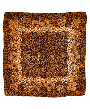 VINTAGE, RRP AS NEW
A statement of timeless sophistication. The Chanel Square Printed Scarf in rich brown silk is adorned with an intricate chain and paisley flower motif—blending classic Parisian elegance with a touch of bohemian charm. Its smooth silk construction offers a luxurious drape whether styled around the neck, tied to a handbag, or worn as a headscarf.


Chanel Square Printed Scarf in Brown Silk
Condition: Excellent
Signs of wear:  No sign of wear.
Packaging: None
Color: Brown | ochre
Material: Silk
Size: One Size | One Size
Measurements: Height: 1000; Length: 1000
SKU: NAPPUITAC484598W