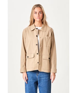 Ervaar comfort en stijl met onze Twill Shacket in Beige voor dames. Deze veelzijdige jas combineert het beste van overhemden en jassen, zodat je hem het hele jaar door kunt dragen. Deze shacket is gemaakt van hoogwaardig twill-materiaal en zorgt voor een geweldige uitstraling en een comfortabel gevoel. Het tijdloze beige ontwerp maakt het gemakkelijk te combineren met elke garderobe, terwijl de lichtgewicht structuur je de flexibiliteit geeft om het alleen of gelaagd over andere kledingstukken te dragen. Perfect voor zowel casual als semi-formele gelegenheden. Geef je stijl een upgrade met dit must-have-stuk dat functionaliteit combineert met mode.