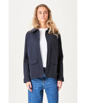 Experimenta estilo y comodidad con nuestra Twill Shacket en azul marino para mujer. Esta chaqueta única combina lo mejor de una camisa y una chaqueta, perfecta para vestir tanto casual como sofisticado. Fabricado con materiales de primera calidad y diseñado para brindar el mejor ajuste. Ideal para esas temporadas en las que la personalización es la palabra clave. El diseño atemporal de color azul marino lo hace versátil para cualquier ocasión. Asegúrate de mejorar tu guardarropa con esta pieza que combina funcionalidad y moda de una manera brillante.