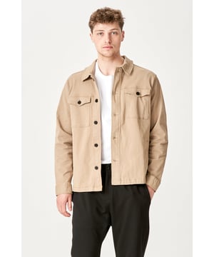 Experimenta el estilo clásico con nuestra sobrecamisa de sarga en Dark Sand para hombre. Esta versátil prenda exterior está diseñada exclusivamente para el hombre moderno que busca comodidad y moda. Fabricada con un material duradero compuesto de 97 % algodón y 3 % elastano, esta sobrecamisa es fácil de combinar tanto para ocasiones formales como informales. Con un color que irradia elegancia y estilo, la sobrecamisa Twill en Dark Sand es tu nuevo favorito de guardarropa que nunca pasará de moda.