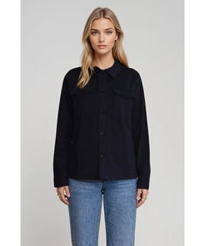 Dit stijlvolle Twill Overshirt in marineblauw voor dames is de perfecte keuze voor elke garderobe. Met een klassieke, relaxte pasvorm biedt dit overshirt een veelzijdige stijl die geschikt is voor zowel alledaagse als formele gelegenheden. Gemaakt van 97% katoen en 3% elastaan ​​voor optimaal comfort en duurzaamheid. Ervaar de perfecte balans tussen mode en functionaliteit met dit overshirt, ontworpen voor moderne vrouwen die stijl en functionaliteit willen combineren. Bestel nu en verrijk je garderobe met dit elegante item dat zowel tijdloos als modern is.