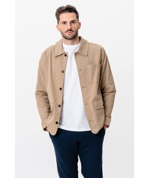 Con la chaqueta estilo camisa de sarga en Dark Sand tendrás estilo y funcionalidad en uno. Está diseñado para hombres que aprecian tanto el estilo moderno como la elegancia clásica. Esta chaqueta versátil es perfecta para cualquier ocasión, desde días informales hasta actividades al aire libre. Está fabricado con materiales de calidad que garantizan un ajuste cómodo y una larga vida útil. Mejora tu guardarropa con esta elegante chaqueta camisera y experimenta altos estándares y comodidad todos los días.