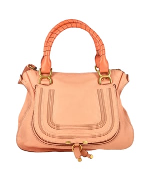 Empfohlener Verkaufspreis
Die Chloé mittelgroße Marcie Handtasche aus pfirsichfarbenem Kalbsleder verkörpert mit ihrer geschwungenen Silhouette, Sattlernähten und antiken Goldbeschlägen bohemianische Eleganz. Das edle, genarbte Kalbsleder bietet geräumiges Innenleben und zeitlosen Charme in einem weichen, femininen Farbton. Styling-Tipp: Kombinieren Sie sie mit fließenden Kleidern oder Jeans und einer Leinenbluse für einen entspannten, mühelos schicken Tageslook.

Chloé mittelgroße Marcie Handtasche aus pfirsichfarbenem Kalbsleder
Zustand: Ausgezeichnet
Gebrauchsspuren: Kein Etikett, Keine sichtbaren Gebrauchsspuren, Unbenutzt oder einmal getragen, aber wie neu.
Verpackung: Staubbeutel
Farbe: Pfirsich
Material: Leder | Kalbsleder
Größe: Einheitsgröße | Einheitsgröße
Maße: Breite: 110; Höhe: 290; Länge: 380; Henkellänge: 120; Riemenlänge: 0
Artikelnummer: 491688 / NAPPUGBBA483206W