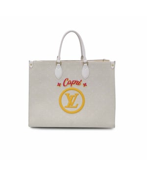 Empfohlener Verkaufspreis
Diese wunderschöne Tasche wird mit einem Zertifikat von Entrupy geliefert. Das Zertifikat wird kostenlos zur Verfügung gestellt. Die limitierte Louis Vuitton „Capri“ OnTheGo GM Tasche, die für den Louis Vuitton Capri Resort Store entworfen wurde, ist eine moderne, funktionale Kreation, die mühelos zeitgenössischen Stil mit zeitloser Eleganz verbindet. Diese limitierte Edition interpretiert das ikonische Louis Vuitton Monogramm mit einer einzigartigen, kleineren Stickerei auf weichem, beigem Canvas-Hintergrund. Die Vorderseite ziert „Capri“ in kräftigem Druck, während die Seiten mit gesteppten gelben und rosa Monogramm-Motiven verziert sind und eine Aura sonnendurchfluteter Eleganz ausstrahlen. Diese vielseitige Tasche ergänzt jeden Alltagslook und ist die ideale Wahl für alle, die Funktionalität und Luxus in einem suchen. Sie verfügt über zwei runde Tragegriffe für bequemes Tragen und zwei lange Schultergurte. Das Futter ist mit weiß gestreiftem Stoff gefüttert, innen befindet sich ein Reißverschlussfach mit Reißverschluss und ein zusätzliches flaches Innenfach für einfache Organisation. Die goldfarbenen Metallbeschläge verleihen der Tasche einen Hauch von Glanz und Raffinesse. Diese Tasche bietet ausreichend Platz für Ihre wichtigsten Dinge und ist somit ein praktischer und stilvoller Begleiter für arbeitsreiche Tage. Dieses einzigartige Stück verkörpert einen zeitlosen, sonnigen Charme, der sich mühelos vom Strandtag bis zum Stadtabend trägt. Etikett „Louis Vuitton Paris – Made in France“ innen. Zustandsbewertung: A – AUSGEZEICHNET. Zustandsdetails: Wenig verwendet. Einige normale Gebrauchsspuren an den unteren Ecken. Einige Gebrauchsspuren und leichte Flecken auf dem Innenfutter. Bitte schauen Sie sich die Fotos genau an und fragen Sie nach Details. Maße (cm): Tiefe: 17,8 Höhe: 31,8 Länge: 41,9 Weitere Details: Staubbeutel? Nein Schlüssel? Nein Box? Nein Maße: Breite: 178 mm Länge: 419 mm Höhe: 317 mm
