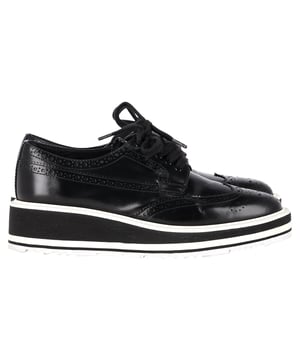 Empfohlener Verkaufspreis
Dieses luxuriöse Paar von Prada ist einfach atemberaubend! Die Derby-Sneaker aus Leder sind hochwertig verarbeitet und mit Schnürung und Flügelkappen-Details versehen. Bequeme Innensohlen und klobige Plateaus runden dieses Must-have ab!

Prada Plateau-Brogues aus schwarzem Leder
Zustand: Sehr gut
Gebrauchsspuren: Leichte Gebrauchsspuren, wenig getragen, aber sehr gut erhalten. Leichte Gebrauchsspuren und Knicke an Sohlen und Absatz.
Verpackung: Staubbeutel
Farbe: Schwarz
Material: Leder
Größe: EU 36,5
Maße: Absatzhöhe: 45; Innensohlenlänge: 290
Artikelnummer: TONPUGBSH485012W