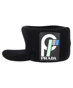 Empfohlener Verkaufspreis
Die Prada Racing Logo Shaker Visor Cap in Anthrazit ist ein elegantes und modernes Accessoire aus 100 % Wolle. Mit dem markanten schwarz-weißen Prada-Logo an der Seite verleiht diese Cap Ihren lässigen Outfits einen sportlichen und zugleich luxuriösen Touch. Das Visierdesign vereint Stil und Funktionalität und verleiht Ihrem Look einen modernen Touch.

Prada Racing Logo Shaker Visor Cap in Anthrazit aus schwarzer Wolle
Zustand: Ausgezeichnet
Gebrauchsspuren: Unbenutzt oder einmal getragen, aber wie neu. Keine Gebrauchsspuren.
Verpackung: Keine
Farbe: Schwarz
Material: Wolle
Größe: INT | S
Maße: Höhe: 50; Länge: 170
Artikelnummer: NAPPUGBAC451670W
