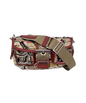 Empfohlener Verkaufspreis
Erleben Sie die perfekte Balance aus modernem Stil und funktionalem Design mit der PRADA Tessuto- und Leder-Schultertasche mit Schnalle und wunderschönem „Venice“-Print. Die „Venice Watercolor“-Kollektion von Prada ist eine unverwechselbare Linie, die mit ihrem künstlerischen Design die Essenz Venedigs einfängt. Diese Tasche mit ihrem modernen, kantigen Look besteht aus beige-rotem „Tessuto“-Nylon-Canvas, wunderschön kombiniert mit roten Lederakzenten, die einen raffinierten und zugleich markanten Look verleihen. Die obere Klappe, gesichert durch einen stilvollen Riemen mit Schnallendetail, verleiht einen Hauch robuster Eleganz, während der Magnetknopfverschluss Ihre Wertsachen sicher verstaut. Mit zwei Reißverschlusstaschen vorne für einfachen Zugriff auf kleinere Utensilien verbindet die Tasche Funktionalität mit High Fashion. Im Inneren präsentiert sich das charakteristische PRADA-Futter und eine seitliche Reißverschlusstasche für zusätzliche Ordnung. Das ikonische PRADA-Dreieckslogo an der Seite und das „PRADA – Made in Italy“-Etikett im Inneren erinnern an die Tradition der Marke für Luxus und hochwertige Handwerkskunst. Ein verstellbarer Schultergurt ermöglicht eine individuelle Passform und macht diese Tasche so vielseitig wie stilvoll. Ob Sie einen lässigen Tagesausflug oder eine schicke Abendveranstaltung planen, die PRADA Tessuto Venice Buckle Shoulder Bag bietet die perfekte Mischung aus Stil und Eleganz. Zustandsbewertung: A - AUSGEZEICHNET. Zustandsdetails: Wenig getragen. Bitte prüfen Sie sorgfältig und fragen Sie nach, wenn Sie weitere Details benötigen oder Fragen haben. Maße (cm): Tiefe: 6,4 Höhe: 14,0 Länge: 24,1 Weitere Details: Staubbeutel? Nein Schlüssel? Nein Box? Nein Maße: Breite: 64 mm Länge: 241 mm Höhe: 140 mm