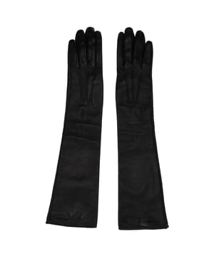 Empfohlener Verkaufspreis
Luxus zum Greifen nah. Diese langen Prada-Handschuhe aus geschmeidigem, schwarzem Lammleder sind der ultimative Genuss für kalte Tage. Gefertigt in Italien und mit glatter Seide gefüttert, bieten sie eine exquisite Mischung aus Wärme, Komfort und zeitlosem Glamour. Die längliche Silhouette bringt Vintage-Eleganz in die Moderne – perfekt zum Tragen unter Mänteln oder als eigenständiges Statement.

Prada-Lange Handschuhe aus schwarzem Lammleder
Zustand: Ausgezeichnet
Gebrauchsspuren: Unbenutzt oder einmal getragen, aber wie neu. Keine Gebrauchsspuren.
Verpackung: Keine
Farbe: Schwarz
Material: Leder | Lammleder
Größe: Einheitsgröße | Einheitsgröße
Maße: Breite: 90; Länge: 480
Artikelnummer: NAPPUITAC484485W