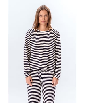 Dieses stilvolle gestreifte Langarm-Regular-Fit in Blau ist die perfekte Ergänzung für die Garderobe jeder Frau. Es besteht aus einer Mischung hochwertiger Materialien wie Polyester, Baumwolle, Viskose und Elastan und bietet sowohl Komfort als auch Haltbarkeit. Durch die entspannte Passform eignet es sich sowohl für den Alltag als auch für besondere Anlässe. Der blaue Farbton verleiht einen Hauch von Eleganz und Vielseitigkeit.
