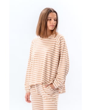 Erleben Sie Stil und Komfort mit unserem gestreiften Langarmshirt Regular Fit in Beige, speziell für Damen entworfen. Diese zeitlose Bluse verbindet moderne Ästhetik mit klassischer Eleganz. Perfekt für den Alltag und besondere Anlässe – eine vielseitige Lösung für jede Garderobe. Die strapazierfähige und weiche Qualität aus einem sorgfältig ausgewählten Materialmix sorgt nicht nur für einen schmeichelhaften Schnitt, sondern auch für optimalen Tragekomfort. Dieses Langarmshirt lässt sich leicht stylen und passt zu jeder Jahreszeit.