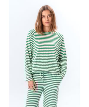 Erleben Sie eine Mischung aus Stil und Komfort mit unserem gestreiften Langarm-Regular-Fit – Grün, perfekt für die moderne Frau, die sich eine zeitlose Garderobe für jeden Anlass wünscht. Ein vielseitiges Oberteil, das weiche Materialien für die beste Passform kombiniert, damit Sie sich den ganzen Tag über wohl fühlen. Dieses elegante grüne Langarmshirt ist ideal für die Arbeit und die Freizeit und verleiht Ihrem Outfit einen Hauch von Eleganz. Mit seiner regulären Passform passt es perfekt zu jedem Körpertyp und ist somit ein Must-Have in der Garderobe jeder Frau. Passt gut zu Jeans für einen lässigen Look oder zu einem Rock für einen formelleren Stil.