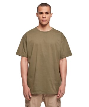Experimente una combinación inmejorable de estilo y comodidad con nuestra camiseta Heavy Oversize en color oliva. Esta camiseta está diseñada para hombres que valoran tanto la moda como la comodidad en su vestuario diario. Está confeccionado con 100 % algodón de alta calidad, lo que proporciona un ajuste cómodo y al mismo tiempo resalta un aspecto moderno y extragrande. El color verde oliva añade un toque de elegancia inspirada en la naturaleza que complementa cualquier conjunto. Esta camiseta es imprescindible para cualquier hombre que quiera añadir un aire informal pero sofisticado a su look. Perfecta tanto para días informales como para noches elegantes, nuestra camiseta Heavy Oversize se convertirá rápidamente en una de las favoritas de tu guardarropa.