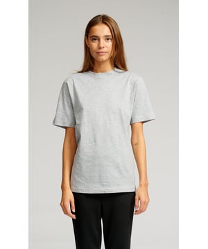 Productbeschrijving voor oversized T-shirt - Grey Heather
Oversized comfort: de ultieme stijl voor de moderne vrouw

Als onderdeel van onze toewijding om hoogwaardige basics voor de volwassen vrouw te bieden, presenteren we met trots ons Oversized T-shirt in Grey Heather.

Productspecificaties:
Kleur: grijs gemêleerd
Maat: gemiddeld
Materiaal: 100% katoen
Ontwerp: Oversized pasvorm voor ultiem comfort
Onderhoud: onderhoudsvriendelijk, machinewas op lage temperatuur
Belangrijkste kenmerken en voordelen:
Ultiem comfort: ons oversized T-shirt heeft een losse pasvorm die je de hele dag bewegingsvrijheid en comfort geeft.
Tijdloze stijl: met zijn eenvoudige ontwerp en grijs gemêleerde kleur is dit T-shirt een veelzijdige toevoeging aan elke garderobe die nooit uit de mode raakt.
Hoogwaardige materialen: gemaakt van 100% hoogwaardig katoen, dat langdurige duurzaamheid en zachtheid garandeert.
Perfect voor laagjesstijl: draag hem alleen op warme dagen of draag hem onder een jas of vest voor een verfijnde look bij koeler weer.
Duurzame productie: We geven prioriteit aan milieuvriendelijke productiemethoden om ervoor te zorgen dat uw stijl de gezondheid van de planeet niet in gevaar brengt.

Creëer een tijdloze look en ervaar ongeëvenaard comfort met ons oversized T-shirt in Grey Heather.