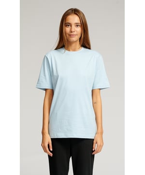 Kreieren Sie Ihren perfekten Casual-Look mit dem übergroßen T-Shirt
Die ultimative Kombination aus Komfort und Stil

Willkommen bei uns, wo wir uns auf die Herstellung von Basic-Garderoben für ältere Menschen spezialisiert haben.
Produktspezifikationen:
Material: 100 % Baumwolle
Farbe: Hellblau – eine frische und vielseitige Farbe, die zu jedem Stil passt
Design: Übergroße Passform mit Rundhalsausschnitt und kurzen Ärmeln
Stil: Zeitloses Design, das auf unzählige Arten für einen lässigen Look gestylt werden kann
Hauptmerkmale:
Ultimativer Komfort: Die weiche und atmungsaktive Baumwollqualität macht dieses T-Shirt zur perfekten Wahl für lässige Tage zu Hause oder unterwegs.
Alsiders-Stil: Mit seiner übergroßen Passform und der frischen hellblauen Farbe verleiht dieses T-Shirt Ihrer Garderobe einen modernen Touch.
Hervorragende Qualität: Bei der Herstellung des übergroßen T-Shirts liegt der Schwerpunkt auf Qualität und Haltbarkeit, sodass Sie lange Freude daran haben.
Pflegeleicht: Das T-Shirt ist pflegeleicht und kann problemlos gewaschen und getrocknet werden, was es zu einer praktischen und stilvollen Ergänzung für jede Garderobe macht.
Vorteile:
Überlegener Komfort und Atmungsaktivität für ganztägiges Tragen
Vielseitiger Stil für jeden Anlass
Hervorragende Qualität und Haltbarkeit für langanhaltenden Tragekomfort
Leicht zu pflegen und zu warten für den praktischen Gebrauch.