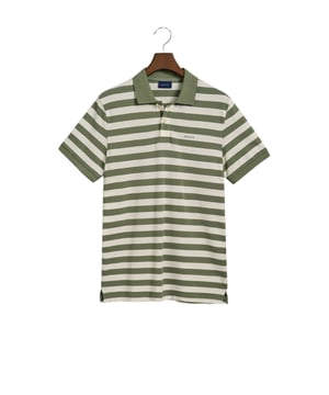 Dit klassieke poloshirt brengt met zijn blokstrepenpatroon variatie in het dagelijks leven. Zijslitsen aan de zoom en een klein labelborduurwerk op de borst maken het ontwerp compleet.