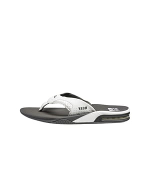 Mit den Reef Herren Zehentrennern bist du nicht nur stylisch unterwegs, sondern auch bestens für entspannte Tage am Strand vorbereitet. Diese Sandalen sind mehr als nur Schuhe – sie sind deine perfekten Begleiter für Sommerabenteuer und entspannte Momente. Mit einem integrierten Flaschenöffner im Fußbett bist du jederzeit bereit für eine Erfrischung, egal wo du bist. Das EVA-Fußbett bietet eine weiche und angenehme Basis für deine Füße, während der 360-Grad-Fersenairbag zusätzliche Dämpfung und Unterstützung bietet. Egal, ob du am Strand grillst, am Pool entspannst oder einfach nur durch die Stadt schlenderst, diese Zehentrenner bieten dir den ganzen Tag über höchsten Tragekomfort und Funktionalität. Stilvoll und praktisch zugleich – mit den Reef Herren Zehentrennern bist du bereit für alles, was der Sommer zu bieten hat.