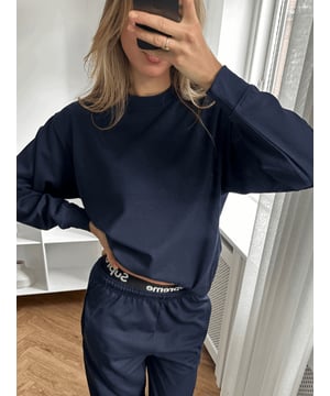 Das Original-Sweatshirt von TeeShoppen in Marineblau bietet eine perfekte Kombination aus klassischem Stil und unschlagbarem Komfort. Dieses Sweatshirt wurde speziell für Frauen entwickelt, die sowohl Wert auf Stil als auch auf Funktionalität legen. Mit seinem zeitlosen Design und der bequemen Passform ist das Original Sweatshirt die ideale Wahl für jeden Anlass. Aus hochwertigem und strapazierfähigem Material gefertigt, gewährleistet dieses Sweatshirt eine lange Nutzungsdauer und maximalen Komfort.