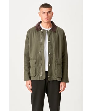 Descubre el estilo y la comodidad de nuestra hermosa chaqueta Twill en Dark Olive. Esta chaqueta combina elegancia con funcionalidad y es perfecta para el cambio de estación. Confeccionada con materiales duraderos, 97 % algodón y 3 % elastano, ofrece un ajuste perfecto y libertad de movimiento. Perfecta tanto para el día a día como para ocasiones especiales, esta chaqueta se convertirá rápidamente en una de las favoritas de tu armario.