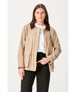 Mejora tu guardarropa con nuestra elegante chaqueta de sarga en Dark Sand. Combinando un diseño clásico con comodidad moderna, esta chaqueta está confeccionada con tela de alta calidad que garantiza durabilidad y estilo en cada uso. Perfecto tanto para ocasiones informales como semiformales, su corte atemporal y su color elegante hacen que sea fácil de combinar con cualquier conjunto. Invierte en esta chaqueta imprescindible que no solo completará tu look, sino que también resaltará tu estilo personal. Aumente su confianza con esta chaqueta versátil hecha para impresionar.