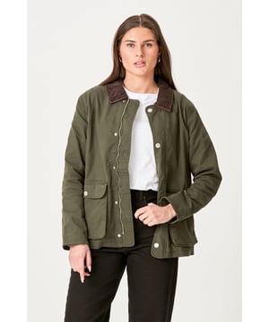 Entdecken Sie den Stil und Komfort unserer wunderschönen Twill-Jacke in Dunkeloliv, die für Damen entworfen wurde. Diese Jacke vereint Eleganz mit Funktion und ist perfekt für die wechselnden Jahreszeiten. Es besteht aus strapazierfähigen Materialien mit 97 % Baumwolle und 3 % Elastan und bietet eine schöne Passform und Bewegungsfreiheit. Diese Jacke eignet sich sowohl für den Alltag als auch für besondere Anlässe und wird schnell zu einem Favoriten in Ihrer Garderobe.