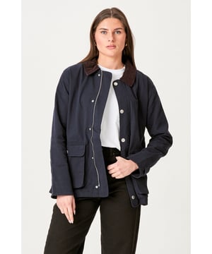 Ervaar de perfecte combinatie van stijl en comfort met ons Twill jack in marineblauw. Deze elegante jas voor dames is ideaal voor elke gelegenheid. Gemaakt met 97% katoen en 3% elastaan ​​voor een comfortabele pasvorm die bewegingsvrijheid garandeert. Perfect voor zowel alledaagse als formele gelegenheden. Compatibel met elke garderobe, van jeans tot jurken, en geeft een verfijnde look.