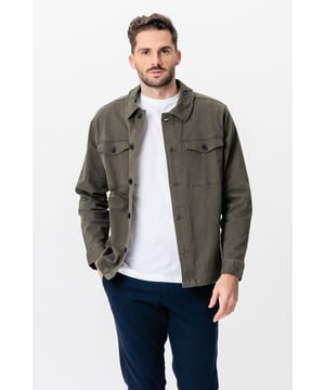 Renueva tu armario con nuestra elegante sobrecamisa de sarga en el espectacular color oliva oscuro. Esta sobrecamisa combina funcionalidad y estilo, perfecta tanto para ocasiones informales como formales. Su diseño versátil permite llevarla sola o como capa sobre tu conjunto favorito. Fabricada con materiales de alta calidad, esta sobrecamisa garantiza comodidad y durabilidad, ideal para los cambios de clima de cada temporada. No escatimes en estilo ni comodidad al elegir esta prenda imprescindible para tu colección. Renueva tu estilo hoy mismo con nuestra sobrecamisa de sarga - Oliva oscuro.