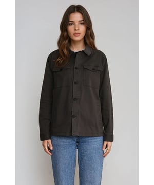 Mejora tu guardarropa con nuestra elegante sobrecamisa de sarga en el impresionante color Dark Olive, diseñada específicamente para mujeres. Esta sobrecamisa combina funcionalidad y moda, perfecta tanto para ocasiones informales como más formales. Su diseño versátil garantiza que se pueda usar solo o como capa sobre tu conjunto favorito. Fabricada con material de alta calidad, esta sobrecamisa garantiza comodidad y durabilidad, ideal para el clima cambiante de la temporada. No renuncies al estilo ni a la comodidad al elegir esta incorporación imprescindible a tu colección. Actualiza tu estilo hoy con nuestra sobrecamisa de sarga - Dark Olive.
