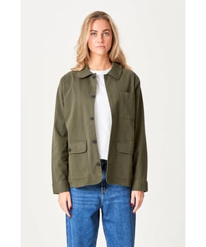 Nuestra chaqueta de sarga en color oliva oscuro es la elección perfecta para las mujeres que buscan estilo y funcionalidad en una sola prenda. Esta chaqueta está diseñada para darle un aspecto moderno con su elegante textura de sarga. Perfecto para llevar en capas, se puede usar como chaqueta o camisa según la ocasión. Con un corte femenino y el color Dark Olive, añade un toque de naturaleza a tu guardarropa. Esta chaqueta también está confeccionada en una cómoda mezcla de 97% algodón y 3% elastano, lo que garantiza una buena movilidad y comodidad durante todo el día. Combínalo con tus pantalones o falda favoritos para un conjunto elegante y atemporal.