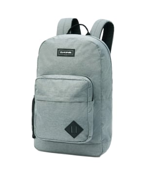 Deze rugzak is jouw ideale metgezel voor dagelijks gebruik en vrije tijd. Met een volume van 21 liter biedt het ruime hoofdvak voldoende ruimte voor alles wat je onderweg nodig hebt. Het ritsvak aan de voorkant houdt kleinere spullen binnen handbereik en veilig opgeborgen. De lengtereguleerbare schouderbanden zorgen voor comfortabele draagbaarheid, terwijl het praktische handvat snel grijpen mogelijk maakt. Een geweven label aan de voorkant completeert het functionele ontwerp op subtiele wijze.