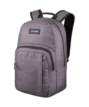 Deze compacte rugzak met een volume van 25 liter is de ideale metgezel voor dagelijks gebruik en vrije tijd. Het grote hoofdvak biedt voldoende ruimte voor boeken, techniek of persoonlijke spullen. Een voorvak met extra vak zorgt voor een overzichtelijke organisatie van kleinere items. Alle vakken zijn voorzien van ritsen, wat zorgt voor veilige opbergruimte. De in lengte verstelbare schouderbanden kunnen individueel worden aangepast en zorgen voor veel draagcomfort. Een robuuste draaggreep maakt het gemakkelijk om de tas in de hand te dragen. Het geweven label aan de voorkant voegt een subtiele, stijlvolle toets toe. Dankzij het strakke ontwerp past de rugzak bij elke look. De hoogwaardige afwerking garandeert duurzaamheid bij dagelijks gebruik. Functionaliteit en stijl in compacte vorm – perfect voor onderweg.