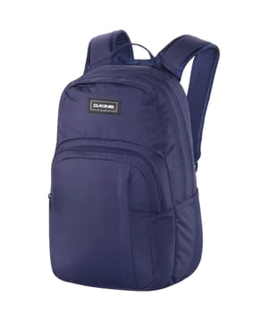 Deze praktische rugzak met een capaciteit van 25 liter biedt voldoende ruimte voor dagelijks gebruik, vrije tijd of korte reizen. Hij beschikt over twee ruime hoofdcompartimenten met ritsen, die veilige opbergruimte bieden voor een laptop, boeken of kleding. Een opgestikte frontzak met extra voorvak zorgt voor snelle toegang tot kleinere artikelen. Het open zijvak is ideaal voor drinkflessen of paraplu's. Lengte verstelbare schouderbanden garanderen optimaal draagcomfort en een persoonlijke pasvorm. Een stevige draaggreep maakt het bovendien gemakkelijk om hem te tillen of in de hand te dragen. Het geweven label aan de voorkant geeft de rugzak een subtiele, stijlvolle accent. De robuuste afwerking maakt hem tot een duurzame metgezel voor elke dag. Met zijn doordachte ontwerp verenigt de rugzak functionaliteit en modern understatement. Een betrouwbare allrounder voor iedereen die waarde hecht aan organisatie en comfort.