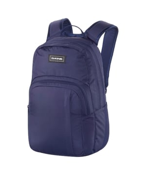 Deze praktische rugzak met een inhoud van 28 liter biedt voldoende ruimte voor dagelijks gebruik, vrije tijd of korte reizen. Hij heeft twee ruime hoofdcompartimenten met ritsen die veilige opbergruimte bieden voor een laptop, boeken of kleding. Een aangebrachte frontzak met een extra voorkant zorgt voor snelle toegang tot kleinere benodigdheden. Het open zijvak is ideaal voor drinkflessen of paraplu's. Lengte verstelbare schouderbanden garanderen optimaal draagcomfort en een persoonlijke pasvorm. Een stevige draaggreep maakt het bovendien gemakkelijk om de rugzak in de hand te tillen of te dragen. Het geweven label aan de voorkant geeft de rugzak een subtiele, stijlvolle accent. De robuuste afwerking maakt hem tot een duurzame metgezel voor elke dag. Met zijn doordachte ontwerp verenigt de rugzak functionaliteit en modern understatement. Een betrouwbare allrounder voor iedereen die waarde hecht aan organisatie en comfort.