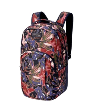 Dieser praktische Rucksack mit einem Fassungsvermögen von 33 Litern bietet ausreichend Platz für Alltag, Freizeit oder kurze Reisen. Er verfügt über zwei geräumige Hauptfächer mit Reißverschlüssen, die sicheren Stauraum für Laptop, Bücher oder Kleidung bieten. Eine aufgesetzte Fronttasche mit zusätzlichem Frontfach sorgt für schnellen Zugriff auf kleinere Utensilien. Das offene Seitenfach eignet sich ideal für Trinkflaschen oder Regenschirme. Längenverstellbare Schultergurte garantieren optimalen Tragekomfort und eine individuelle Passform. Ein stabiler Tragegriff ermöglicht zusätzlich bequemes Heben oder Tragen in der Hand. Das gewebte Label auf der Vorderseite verleiht dem Rucksack einen dezenten, stilvollen Akzent. Die robuste Verarbeitung macht ihn zu einem langlebigen Begleiter für jeden Tag. Mit seinem durchdachten Design vereint der Rucksack Funktionalität und modernes Understatement. Ein zuverlässiger Allrounder für alle, die Wert auf Organisation und Komfort legen.