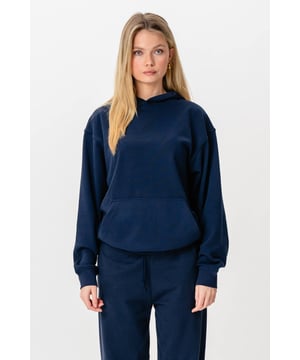 Experimente el estilo y la comodidad con nuestra sudadera con capucha con cordón en azul marino. Diseñada para mujeres, esta sudadera con capucha con cordón ofrece una apariencia elegante que se puede integrar fácilmente en cualquier guardarropa. La comodidad es máxima con la tela suave y un ajuste que abraza tu cuerpo de la manera más delicada. Confeccionada con 90% algodón, 9% poliéster y 1% viscosa, esta sudadera con capucha garantiza transpirabilidad y durabilidad, lo que la hace ideal tanto para el uso diario como para momentos relajados. Ya sea que salgas a dar un paseo por la ciudad o disfrutes de una velada acogedora en casa, esta sudadera con capucha es la elección perfecta tanto por estilo como por funcionalidad. Con su diseño sencillo y versátil en un sofisticado color azul marino, esta sudadera con capucha se convertirá rápidamente en tu favorita. Haga su pedido hoy y experimente la combinación perfecta de estilo y comodidad.