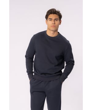 Este Essential Crewneck en azul marino es la elección perfecta para el hombre preocupado por el estilo. Creado pensando en la comodidad y el estilo, este cuello redondo combina perfectamente con cualquier atuendo informal. El material consta de 60 por ciento de algodón y 40 por ciento de poliéster, lo que brinda una sensación suave y cómoda al mismo tiempo que garantiza durabilidad. Este cuello redondo azul marino es ideal para esos días fríos en los que es necesario usar capas. Ya sea que vayas a trabajar, reunirte con amigos o simplemente relajarte en casa, este cuello redondo será tu elección preferida.